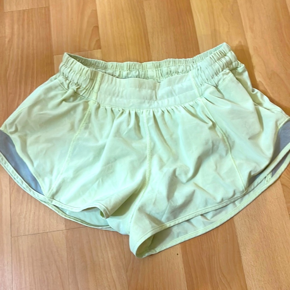 Lululemon hotty hot low-rise lined shorts crispin green 2.5”